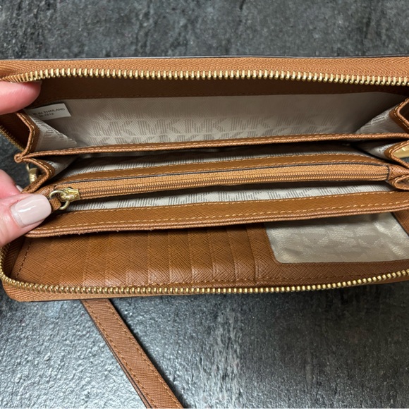 Brown Michael Kors wallet - Picture 3 of 4